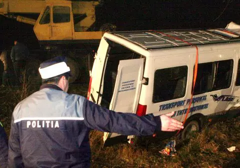 12 răniţi după ce microbuzul în care erau s-a răsturnat