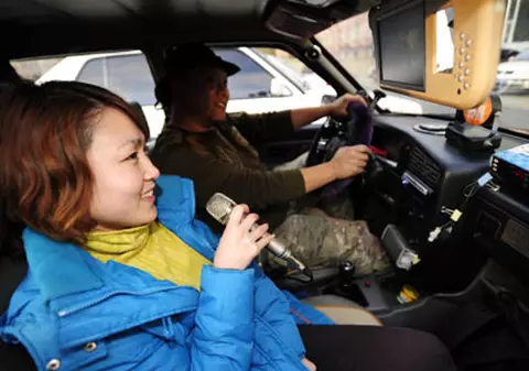 Aţi urca în taxiul-karaoke?