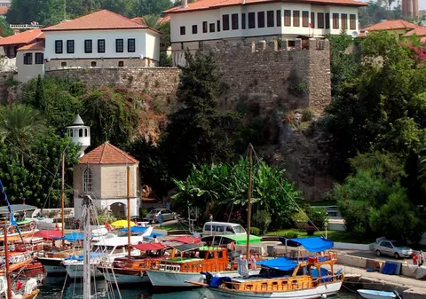 Peste 100 de turişti, sechestraţi într-un hotel din Turcia