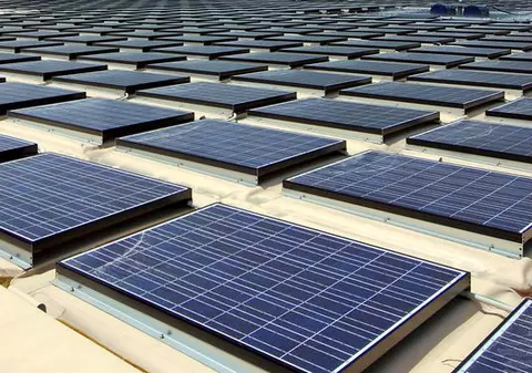 Metodă eco de obţinere a energiei: montarea panourilor solare pe morminte