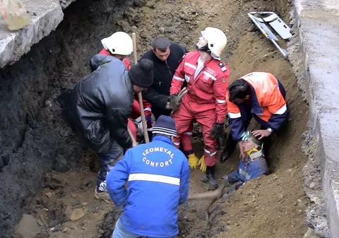 A murit strivit de un mal de pământ!