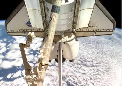 Ce-i acolo sus pe cer? O trusă de scule?! 