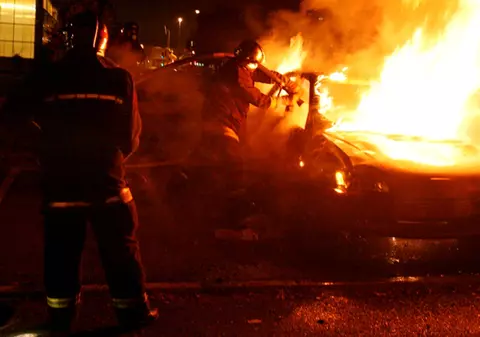 Maşina unui român, incendiată în Italia