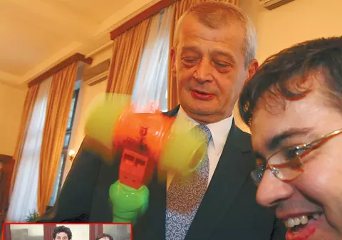 Oprescu a primit un ciocan de jucărie 