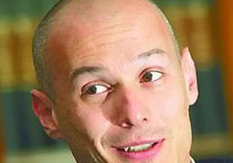 Parlamentarii renunţă la pensiile majorate