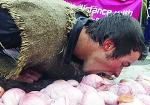 A mers 50 de metri cu un testicul în gură