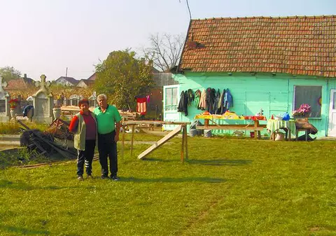 Locuiesc într-o casă din cimitirul Someşeni
