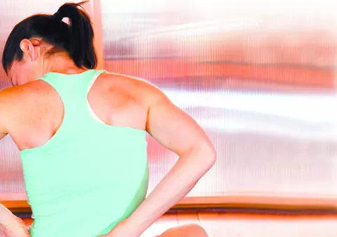 Te doare spatele? Renunţă la tocuri şi la cărat greutăţi 