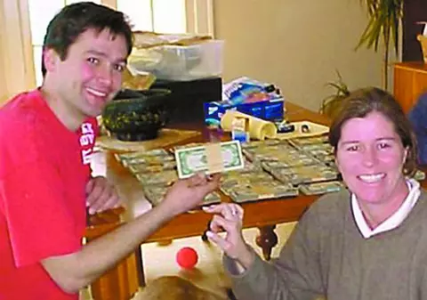 A găsit 182.000 $ în zid