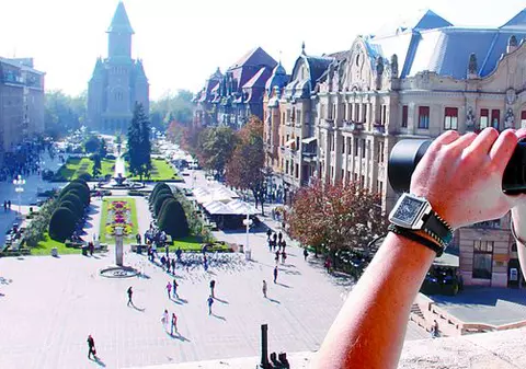 Poliţiştii filează hoţii din balcon