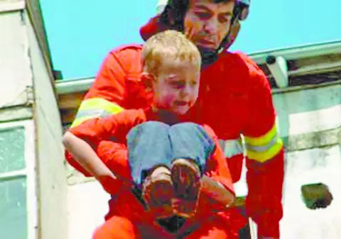 Şapte copii arşi într-un incendiu
