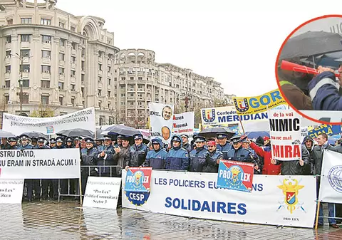 Poliţiştii au protestat în ploaie