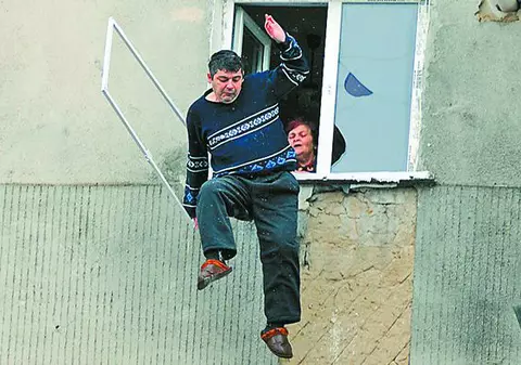 A plonjat de la etajul 4