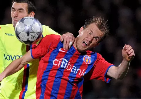 Steliştii Cernea şi Kapetanos, călcaţi de hoţi 