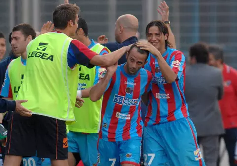 Jucătorii Cataniei, vizitaţi de un suporter de 107 ani