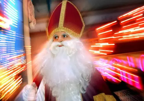 Cine e Moş Nicolae?