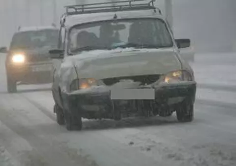 Traficul rutier, îngreunat de zăpadă