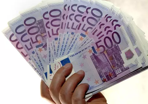 Ministru congolez, "uşurat" de 10.000 de euro la Paris