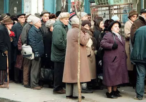 Au îndurat frigul o noapte pentru biletele de tratament