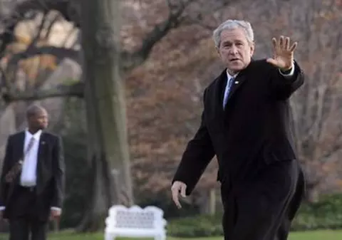 A aruncat cu pantofi în George W.Bush!