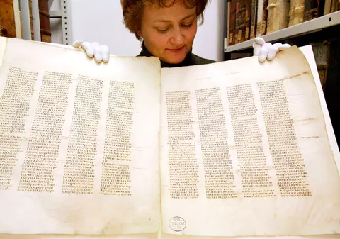Au furat Biblii în valoare de 24.000 de lei 