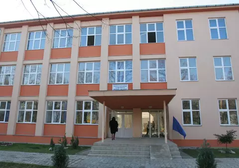 Un elev a ameninţat că se aruncă pe fereastră