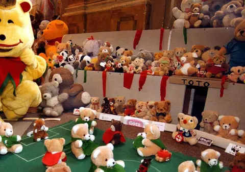 Au jefuit magazinul de jucării, cu arme de jucărie