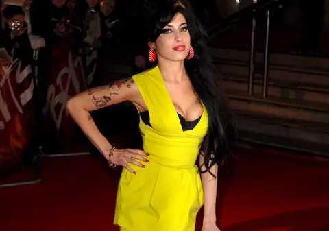 Amy Winehouse i-a uimit pe paparazzi care au pozat-o făcând topless