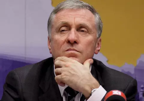 Premierul ceh îşi duce fiul minor în baruri