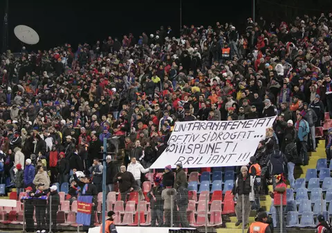 Torţe şi fumigene aprinse de suporterii stelişti