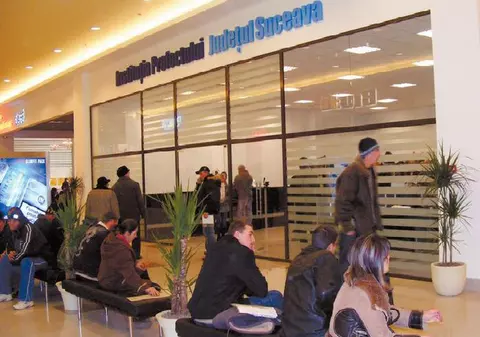 Sucevenii îşi iau permisele auto din mall