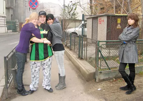 "Nu suport să-l văd cu alte fete"