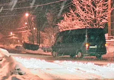 Ninsoarea a lăsat peste 100 de sate fără curent