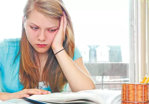 Fetele, afectate de notele mici mai tare ca băieţii