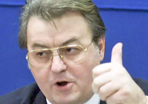 Vadim îşi arde colegii la buzunar