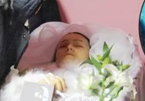 Şi-a ucis nevasta sub ochii copilului!