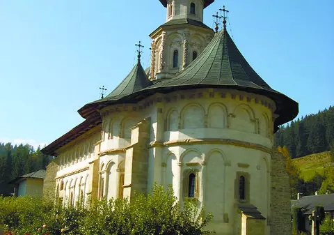 A murit în urma unui accident într-o pivniță a Mănăstirii Putna. Și-a prins capul între barele liftului de marfă