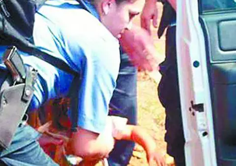 Un băieţel de un an, din Argentina, hrănit de pisici