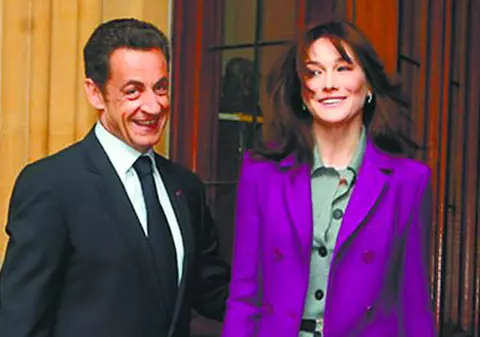 Carla nu-l pupă pe Nicolas Sarkozy după ce fumează