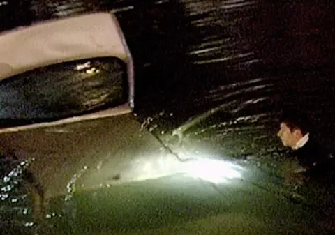 Au plonjat cu maşina în Dâmboviţa