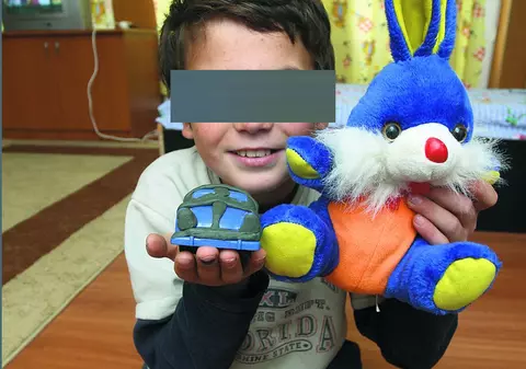 Puştiul asasin a primit în dar cârnaţi şi jucării