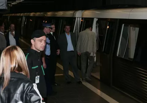 Un tânăr s-a aruncat în faţa metroului la Piaţa Romană