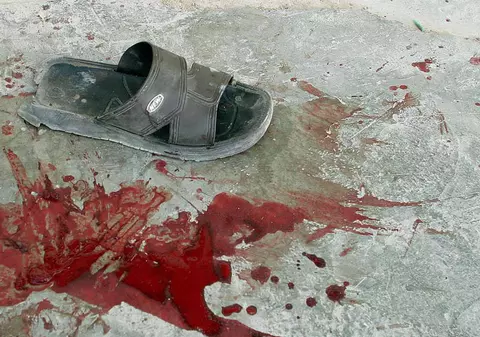 Şi-a tăiat soţia în bucăţi, după ce a crezut că a omorât-o