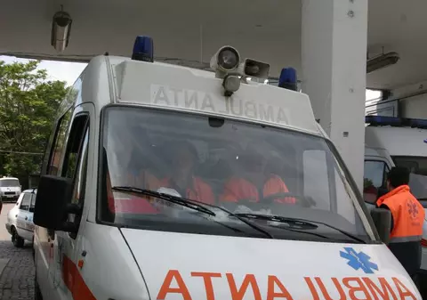 Doi angajaţi ai Operei din Braşov, găsiţi morţi în faţa blocului