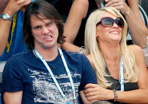 Jim Carrey îşi amuză iubita cu dansuri erotice prin webcam