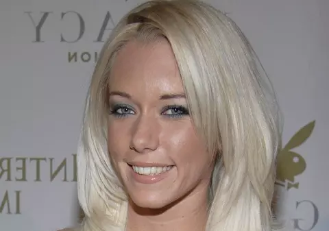 Iepuraşul Kendra Wilkinson: "L-am înşelat pe Hugh Hefner!"