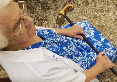 La 77 de ani, nimic nu poate s-o oprească din drumul spre coafor