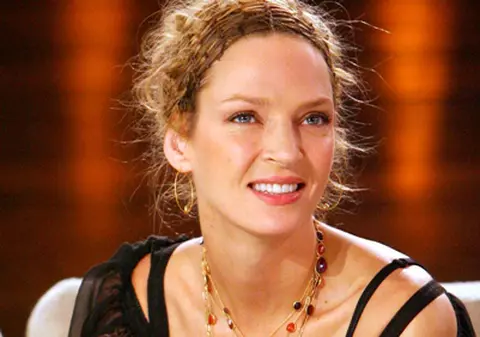Uma Thurman face yoga în avion 