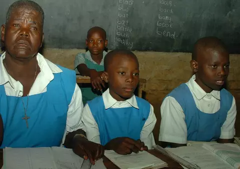 La 60 de ani s-a înscris la şcoală ca să înveţe să citească