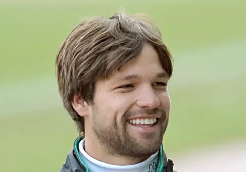 Chelnerul e de vină că l-au prins beat turtă!